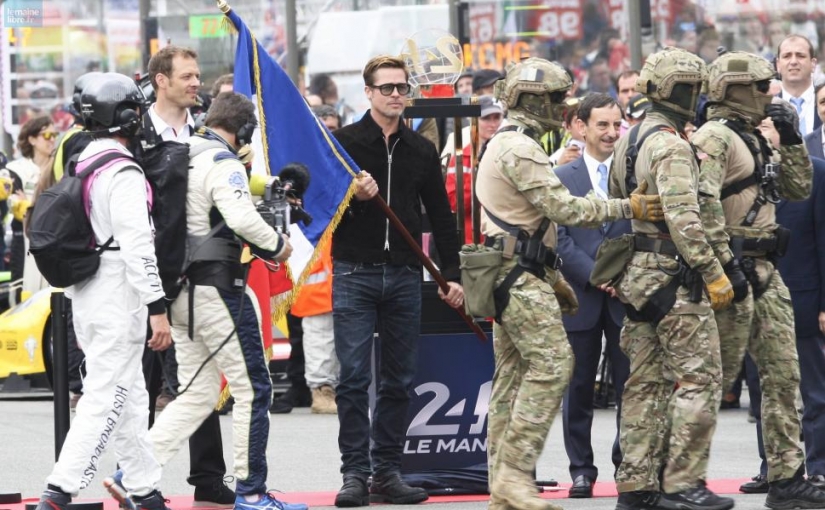 24h du Mans Brad Pit porte le drapeau tricolore en ottoman