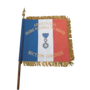 drapeau-association-ordre national du mérite avec frange et hampe en bois avec lance