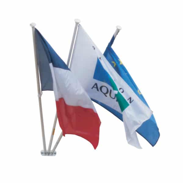 mat de facade tripode avec drapeau france europe et aquitaine