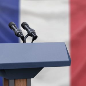 pupitre de discours avec drapeau français