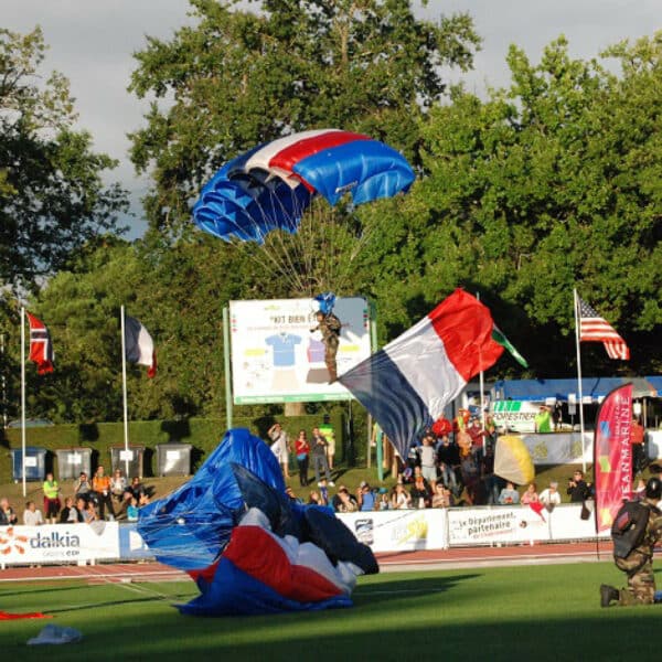 drapeaux-dejean-marine-saut-en-parachute-drapeau-tricolore-avec-etap