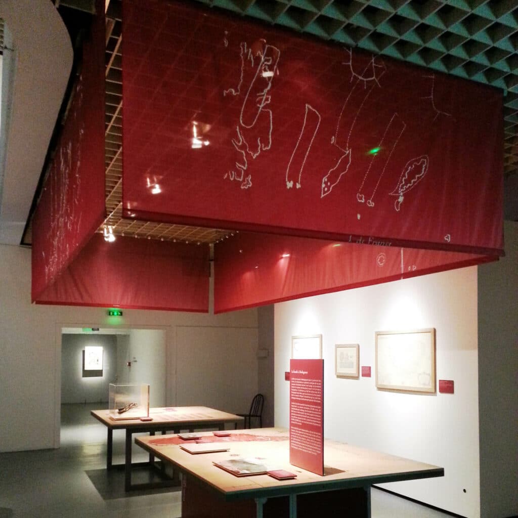 drapeaux-dejean-marine-banderoles-rouges-musee
