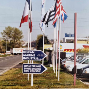 drapeaux-dejean-marine-drapeau-devant-le-parking-dejean-marine