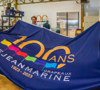drapeaux-dejean-marine-airzen-photo-drapeau-bleu-100-ans-dejean-marine