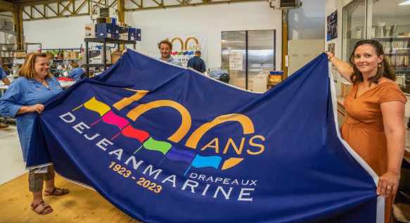 drapeaux-dejean-marine-airzen-photo-drapeau-bleu-100-ans-dejean-marine