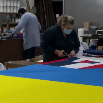 drapeaux-dejean-marine-france-3-photo-atelier-fabrication-drapeau-ukraine-2022