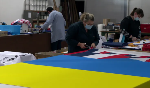 drapeaux-dejean-marine-france-3-photo-atelier-fabrication-drapeau-ukraine-2022