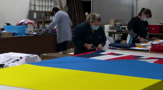 drapeaux-dejean-marine-france-3-photo-atelier-fabrication-drapeau-ukraine-2022