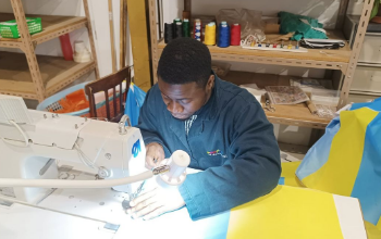 drapeaux-dejean-marine-france-3-photo-fabrication-drapeau-ukraine-2022-la-societe-drapeaux-dejean-marine-submergee-par-les-commandes-de-drapeaux-ukrainiens