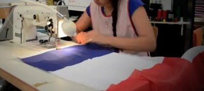 drapeaux-dejean-marine-la-tribune-bordeaux-photo-drapeau-france-hommage-attentat-13-novembre-2015