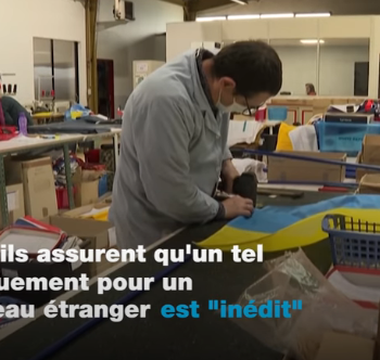 drapeaux-dejean-marine-france-24-photo-fabrication-drapeau-ukraine-2022-les-fabricants-croulent-sous-les-commandes-de-drapeaux-ukrainiens