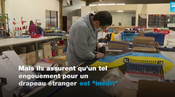 drapeaux-dejean-marine-france-24-photo-fabrication-drapeau-ukraine-2022-les-fabricants-croulent-sous-les-commandes-de-drapeaux-ukrainiens