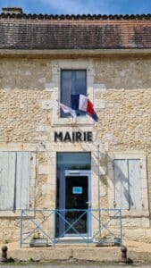 dejean-drapeaux-nos-realisations-facade-mairie