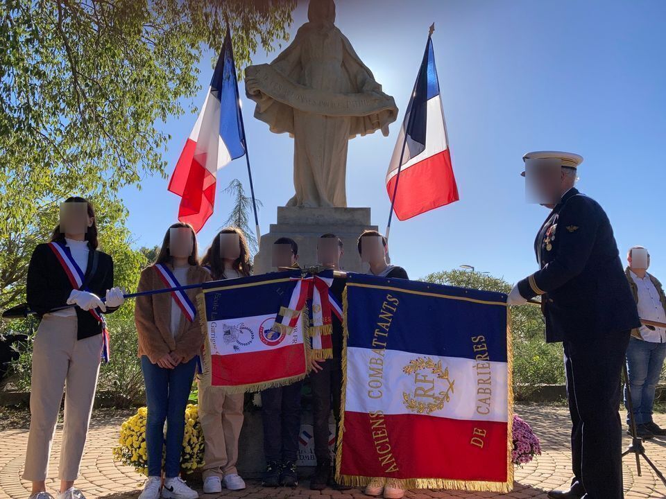 Cérémonie 8 mai drapeau français